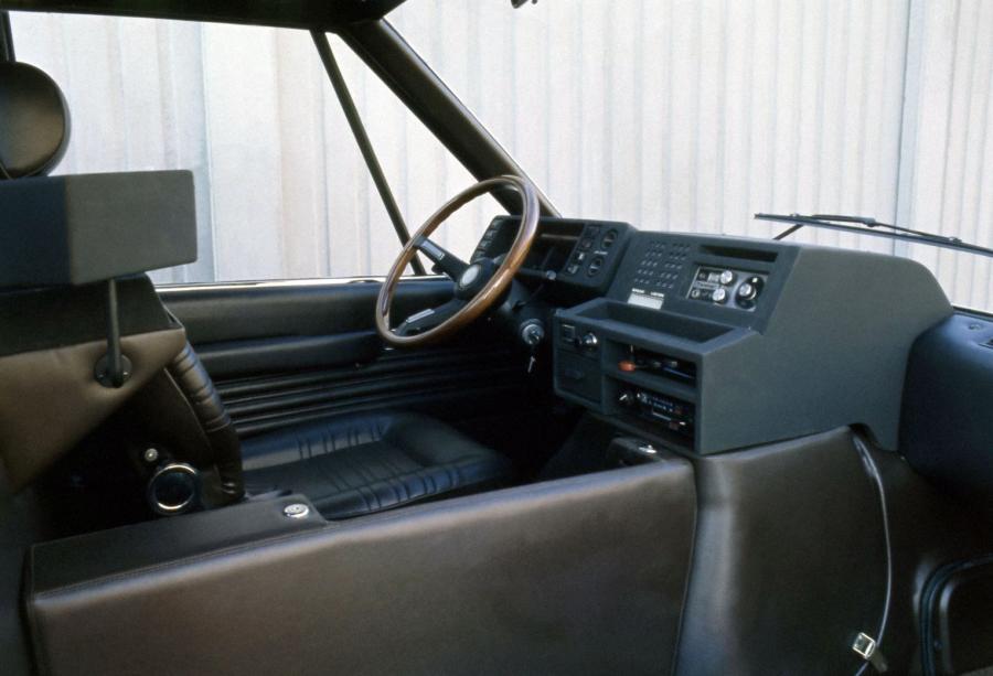 Интерьер Alfa Romeo New York Taxi Concept 1976 года  (фото 9 из 21)
